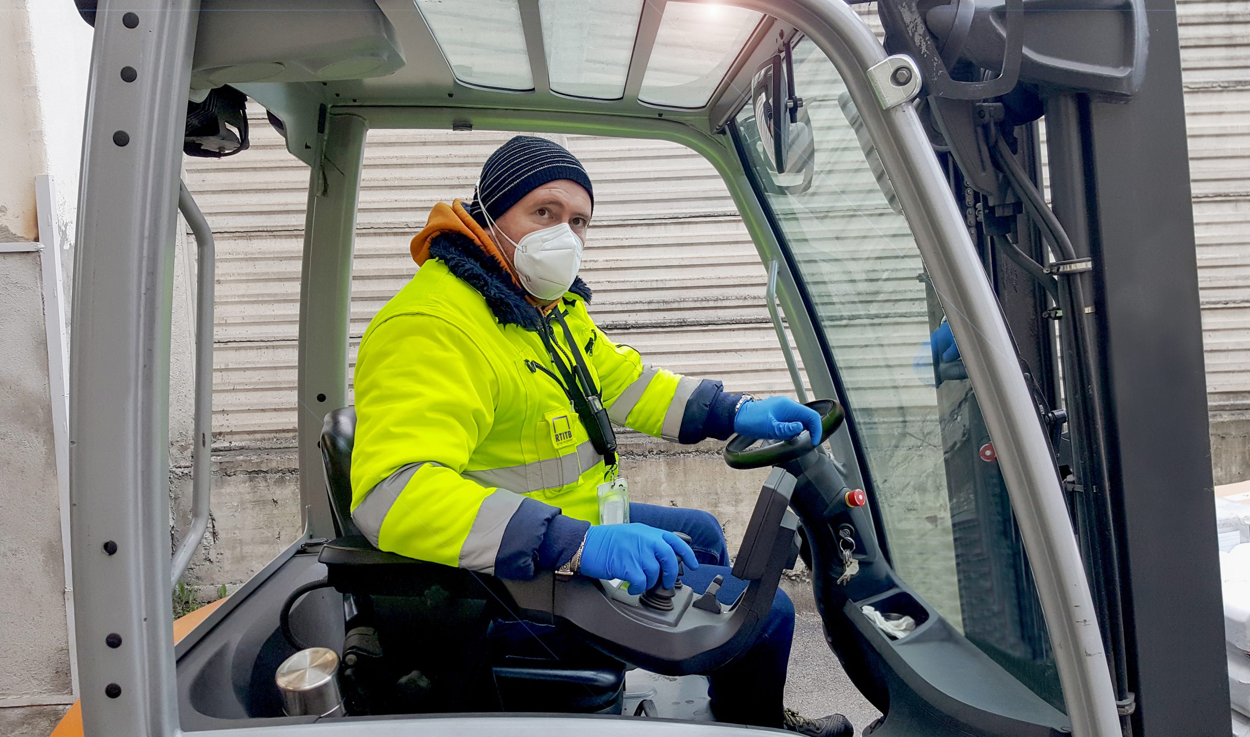 RTITB_Operating Forklift with Mask & Gloves